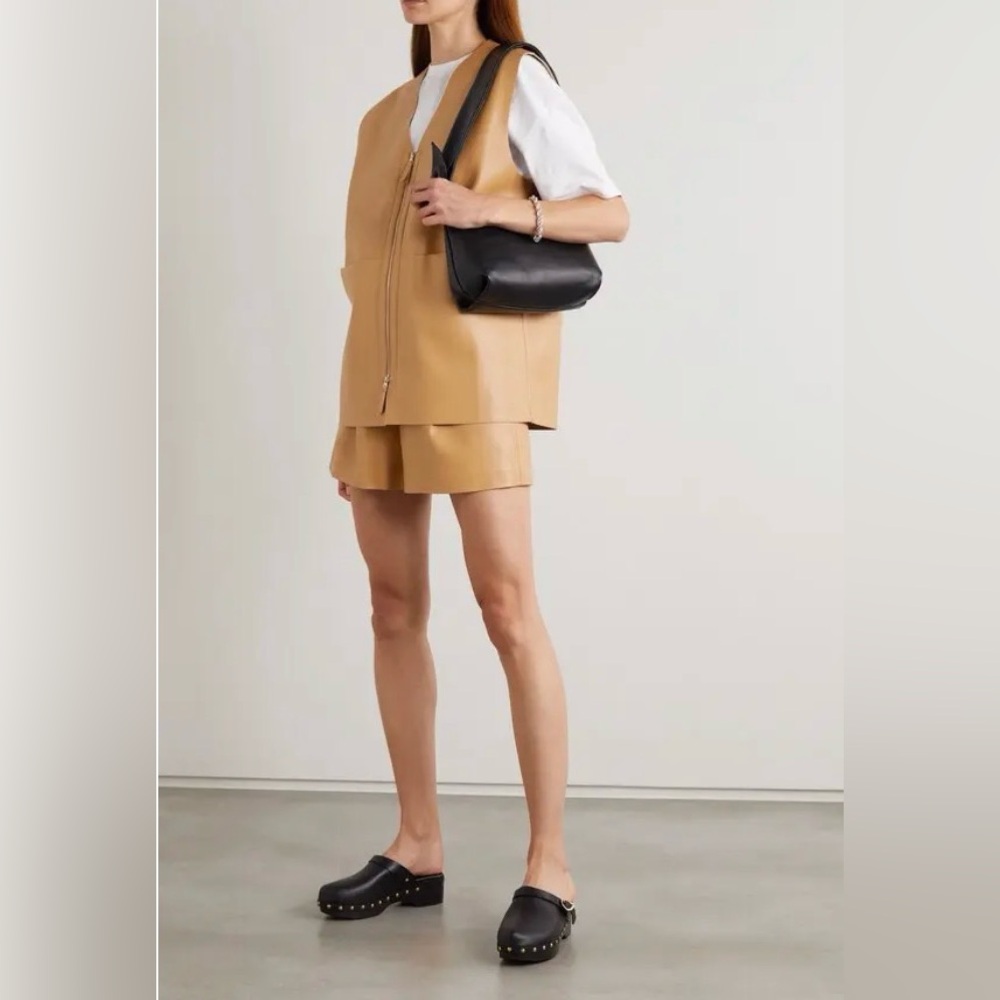 The Frankie Shop manon pleated vegan faux leather shorts in camel brown size M